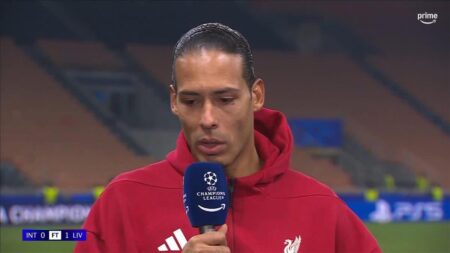 فان دايك يتجنب التورط في أزمة محمد صلاح وليفربول: لست المسؤول عمن يعتذر فان دايك يتجنب التورط في أزمة محمد صلاح وليفربول: لست المسؤول عمن يعتذر