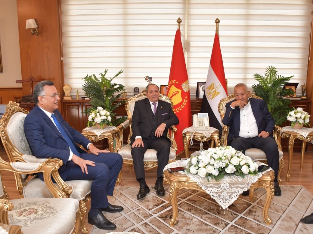 محافظ بورسعيد يجتمع ب كامل أبو علي لمتابعة تطورات النادي المصري 3 محافظ بورسعيد يجتمع ب كامل أبو علي لمتابعة تطورات النادي المصري
