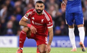 جونسون عن أزمة محمد صلاح: كان عليه ارتداء خوذة الصدمات أولًا.. وما يحدث يضر ليفربول