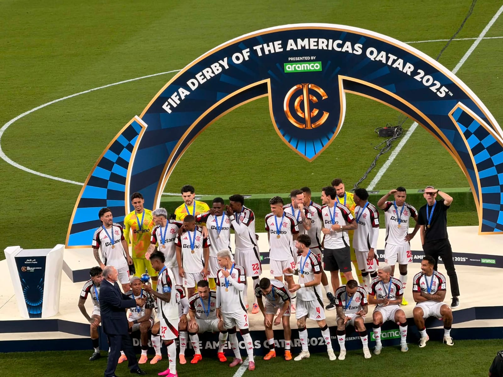 كأس إنتركونتيننتال.. أبو ريدة يسلّم فلامنجو البرازيلي كأس ديربي الأمريكتين 2 كأس إنتركونتيننتال.. أبو ريدة يسلّم فلامنجو البرازيلي كأس ديربي الأمريكتين
