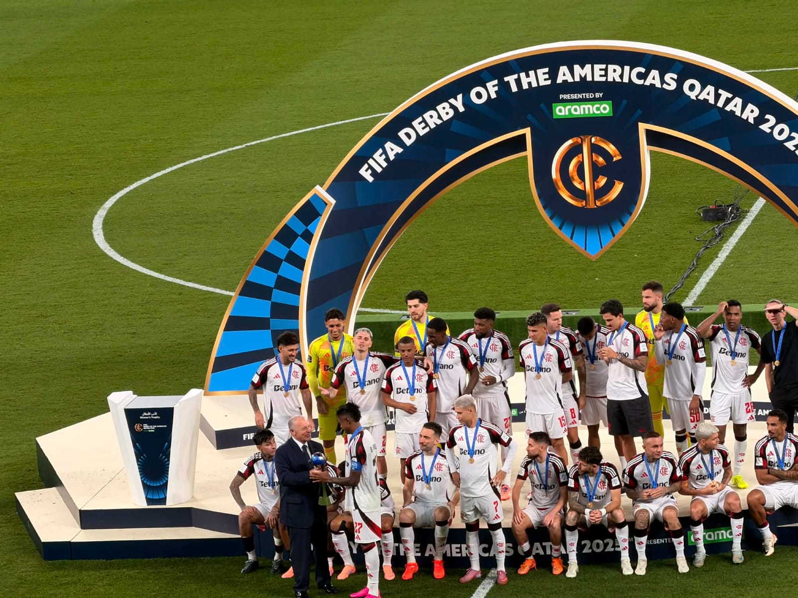 كأس إنتركونتيننتال.. أبو ريدة يسلّم فلامنجو البرازيلي كأس ديربي الأمريكتين 3 كأس إنتركونتيننتال.. أبو ريدة يسلّم فلامنجو البرازيلي كأس ديربي الأمريكتين