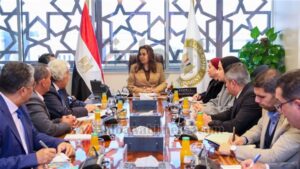 منال عوض تبحث فرص الاستثمار المستدام داخل المحميات الطبيعية مع أحد المستثمرين منال عوض تبحث فرص الاستثمار المستدام داخل المحميات الطبيعية مع أحد المستثمرين