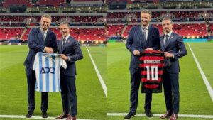 كأس القارات للأندية.. ممدوح عيد يتبادل الهدايا التذكارية مع مسئولي فلامنجو