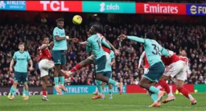 الحظ يحالف آرسنال ويتخطى ولفرهامبتون بهدفين عكسيين في الدوري الإنجليزي