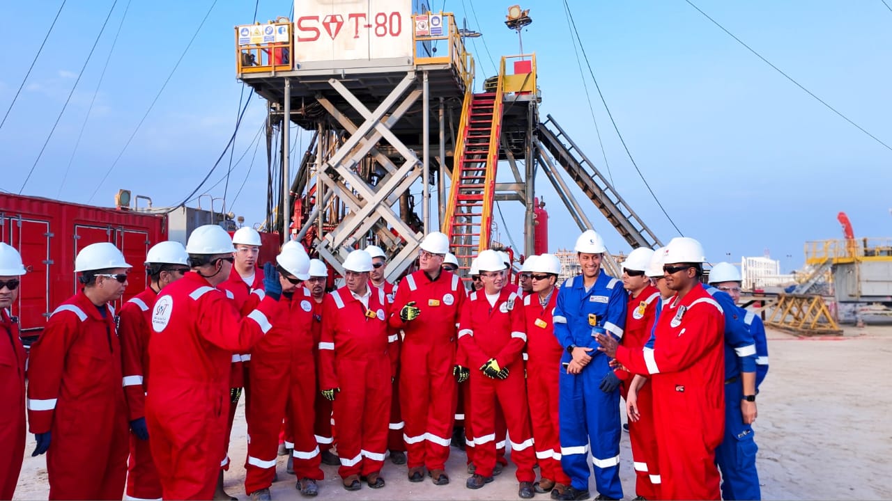 في مستهل زيارة رسمية.. وزير البترول يلتقي العاملين بموقع شركة الحديثة للحفر في الكويت 8 في مستهل زيارة رسمية.. وزير البترول يلتقي العاملين بموقع شركة الحديثة للحفر في الكويت