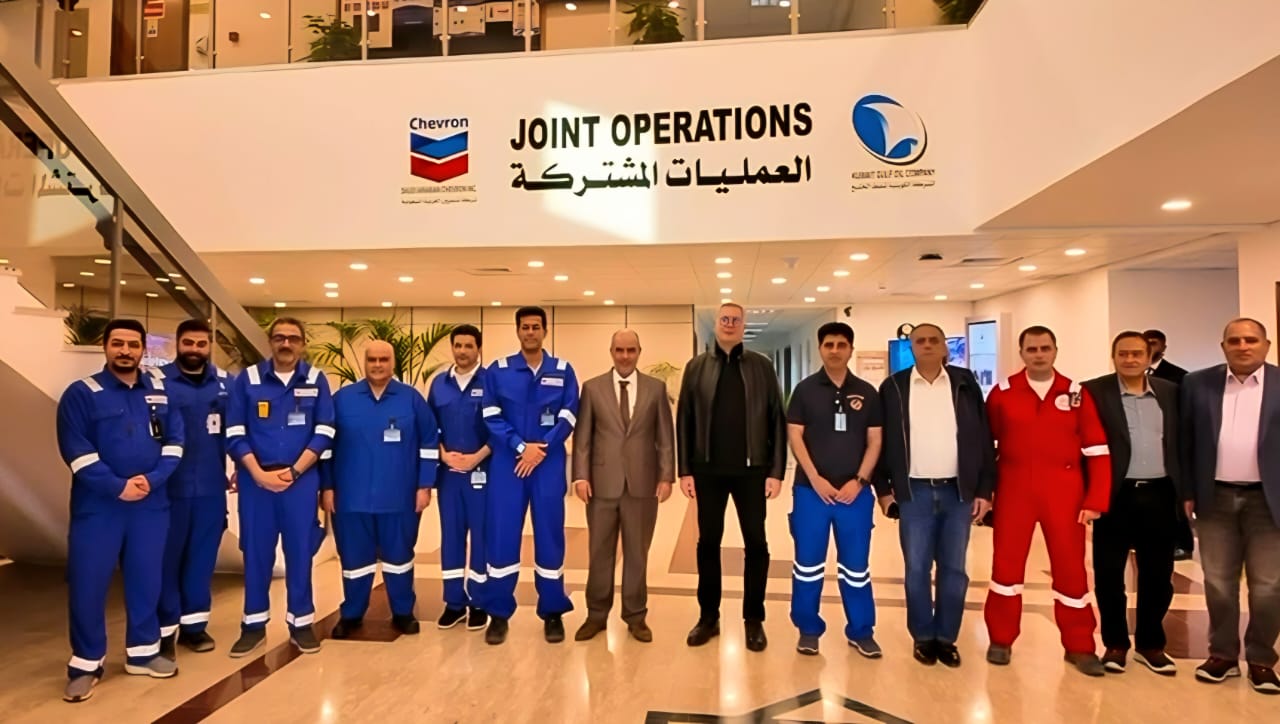 في مستهل زيارة رسمية.. وزير البترول يلتقي العاملين بموقع شركة الحديثة للحفر في الكويت 4 في مستهل زيارة رسمية.. وزير البترول يلتقي العاملين بموقع شركة الحديثة للحفر في الكويت
