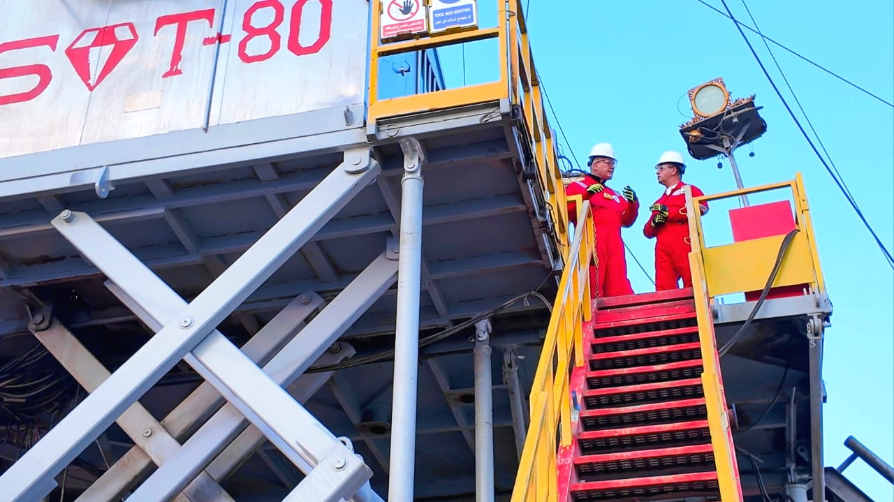 في مستهل زيارة رسمية.. وزير البترول يلتقي العاملين بموقع شركة الحديثة للحفر في الكويت 10 في مستهل زيارة رسمية.. وزير البترول يلتقي العاملين بموقع شركة الحديثة للحفر في الكويت