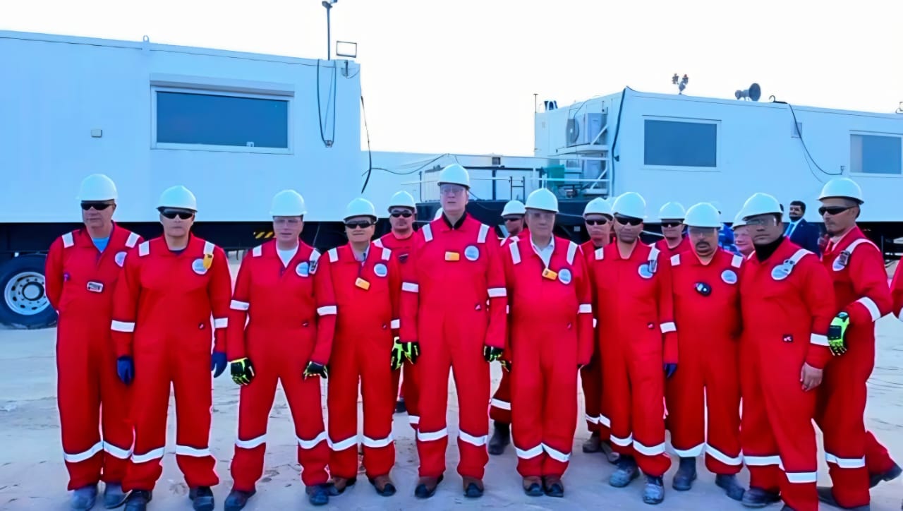 في مستهل زيارة رسمية.. وزير البترول يلتقي العاملين بموقع شركة الحديثة للحفر في الكويت 9 في مستهل زيارة رسمية.. وزير البترول يلتقي العاملين بموقع شركة الحديثة للحفر في الكويت