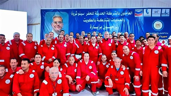 في مستهل زيارة رسمية.. وزير البترول يلتقي العاملين بموقع شركة الحديثة للحفر في الكويت في مستهل زيارة رسمية.. وزير البترول يلتقي العاملين بموقع شركة الحديثة للحفر في الكويت