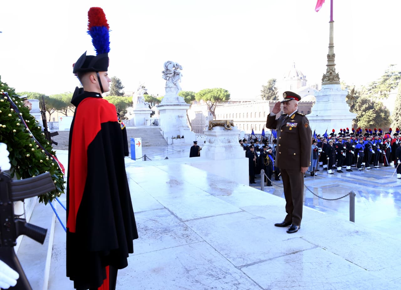 الفريق أحمد خليفة رئيس أركان حرب القوات المسلحة يعود إلى أرض الوطن بعد انتهاء زيارته الرسمية لدولة إيطاليا.. شاهد 3 الفريق أحمد خليفة رئيس أركان حرب القوات المسلحة يعود إلى أرض الوطن بعد انتهاء زيارته الرسمية لدولة إيطاليا.. شاهد