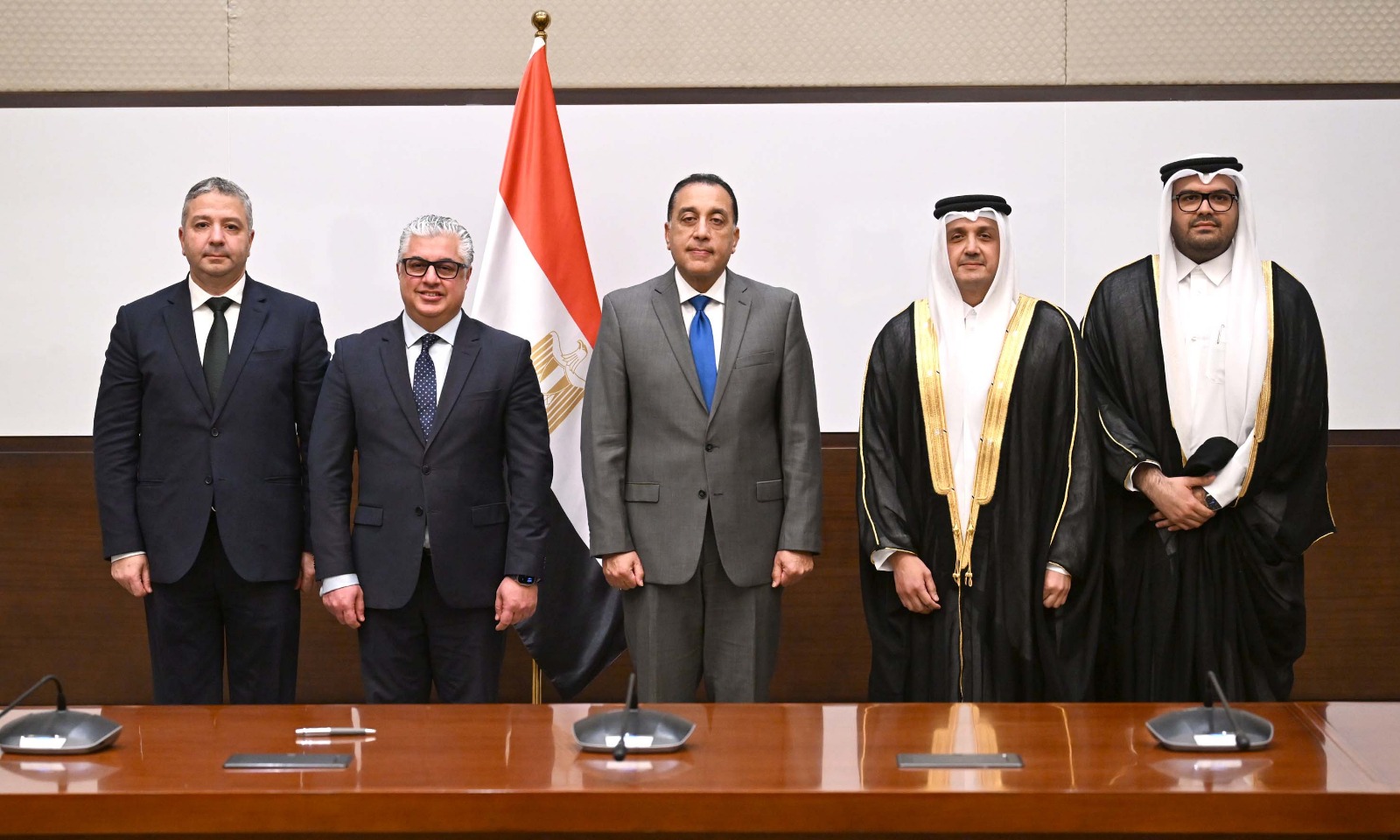 رئيس الوزراء يشهد توقيع عقد مشروع شركة "المانع" القابضة القطرية.. صور 3 رئيس الوزراء يشهد توقيع عقد مشروع شركة "المانع" القابضة القطرية.. صور