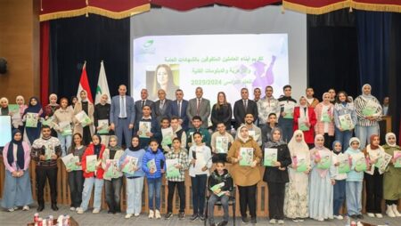 البريد يكرم أبناء العاملين المتفوقين دراسيًا على مستوى الجمهورية