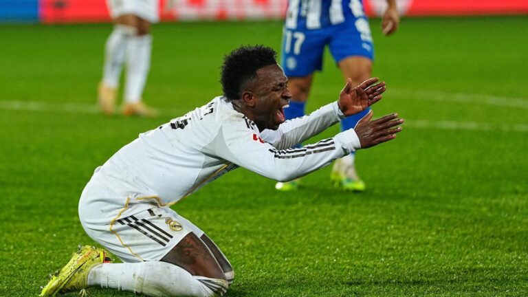 سبورت تكشف رد فعل فينيسيوس تجاه التحكيم بعد واقعة مباراة ريال مدريد وألافيس سبورت تكشف رد فعل فينيسيوس تجاه التحكيم بعد واقعة مباراة ريال مدريد وألافيس