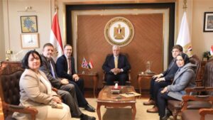 وزير التعليم العالي يلتقي سفير المملكة المتحدة بالقاهرة لبحث التوسع في الفروع الدولية وتعزيز التعاون