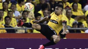 وفاة ماريو بينيدا لاعب برشلونة في هجوم مسلح