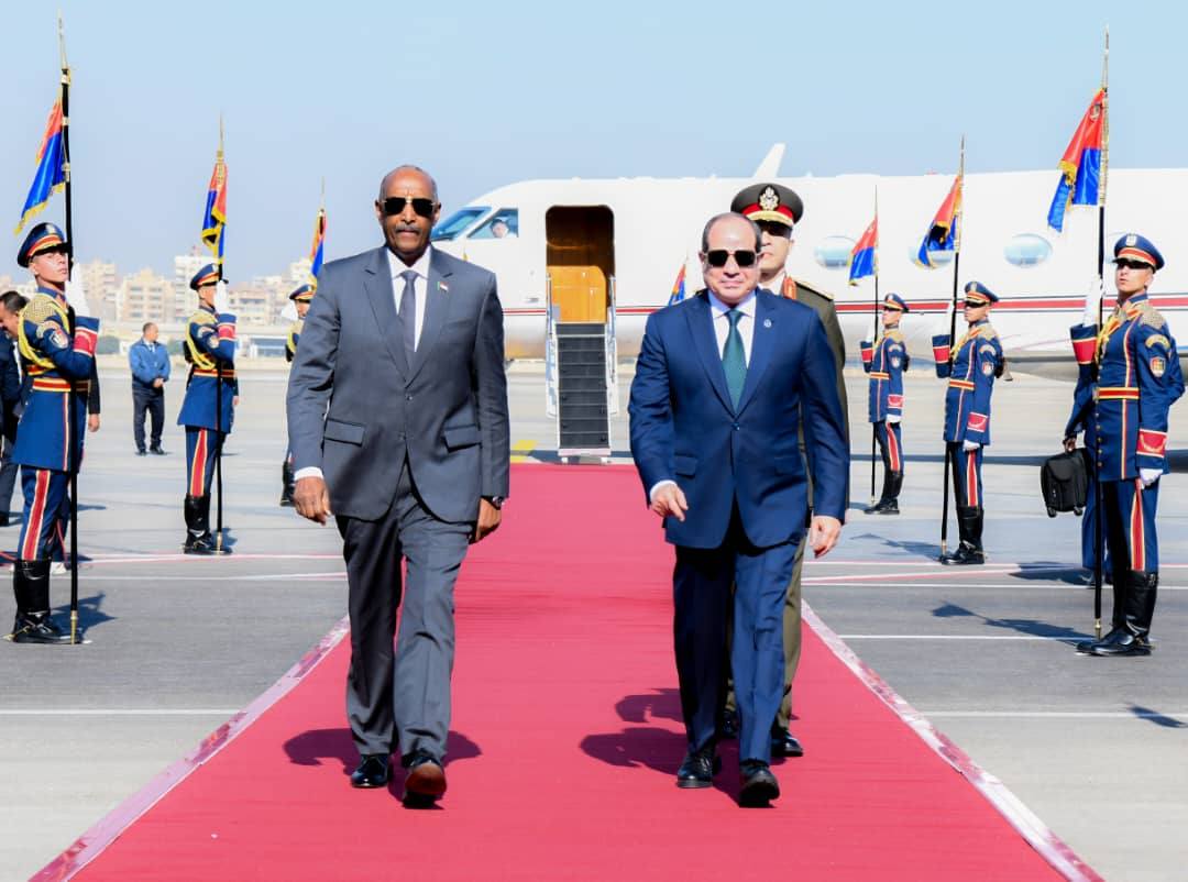 لحظة وصول رئيس مجلس السيادة السوداني القاهرة للقاء السيسي (صور) 2 لحظة وصول رئيس مجلس السيادة السوداني القاهرة للقاء السيسي (صور)