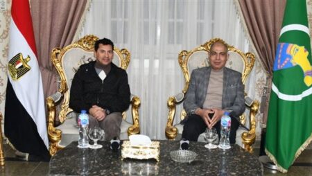 في مستهل جولته.. وزير الشباب يلتقي محافظ المنيا بديوان المحافظة