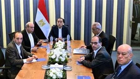 رئيس الوزراء يستعرض مع وزير الطيران استراتيجيات تطوير شركة مصر للطيران.. صور