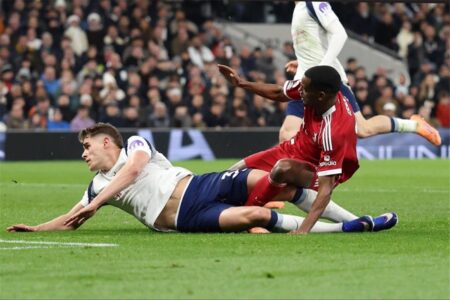 غياب صادم.. تشخيص إصابة إيزاك في مباراة ليفربول وتوتنهام