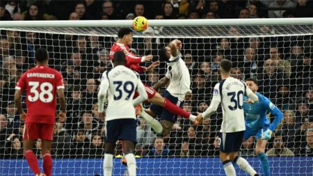 فيديو | بدون محمد صلاح و3 مصابين.. ليفربول يتجاوز توتنهام بشق الأنفس في الدوري الإنجليزي