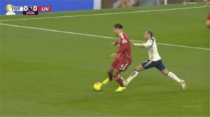 فان دايك قائدي.. أول تعليق من سيمونز بعد طرده أمام ليفربول في الدوري الإنجليزي