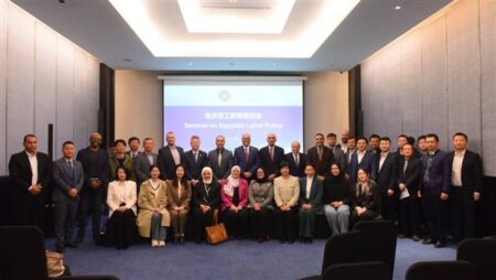 محمد جبران يفتتح ندوة توعوية حول قانون العمل الجديد بالتعاون مع الغرفة التجارية الصينية