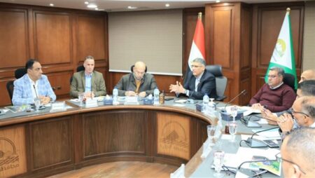 محافظ الجيزة يعقد لقاء موسعا مع رؤساء الأحياء والمراكز لرفع كفاءة 74 نفقا أسفل الطريق الدائري