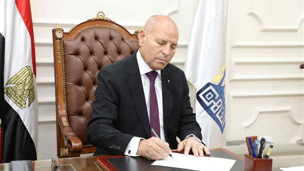 محافظ القاهرة يلزم جميع المحلات بوضع صناديق قمامة بسعة 240 لترا محافظ القاهرة يلزم جميع المحلات بوضع صناديق قمامة بسعة 240 لترا