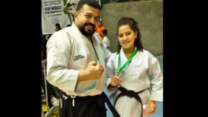 غادة عبدالرحيم تهنئ اللاعبة هنا سعد فؤاد بحصولها على المركز الثاني في بطولة إفريقيا للكاراتيه