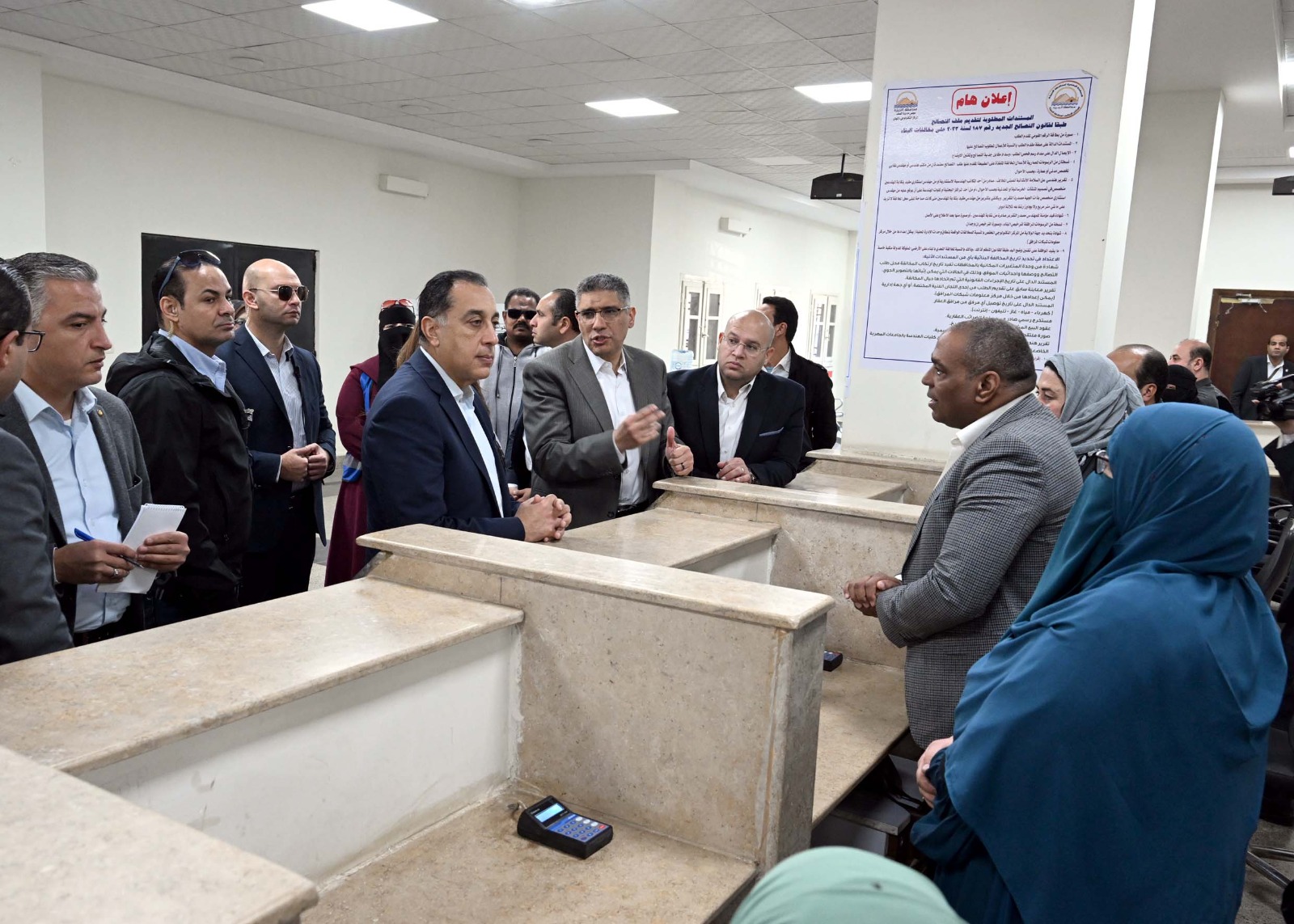 رئيس الوزراء يتفقد مجمع خدمات المواطنين بالصف.. صور