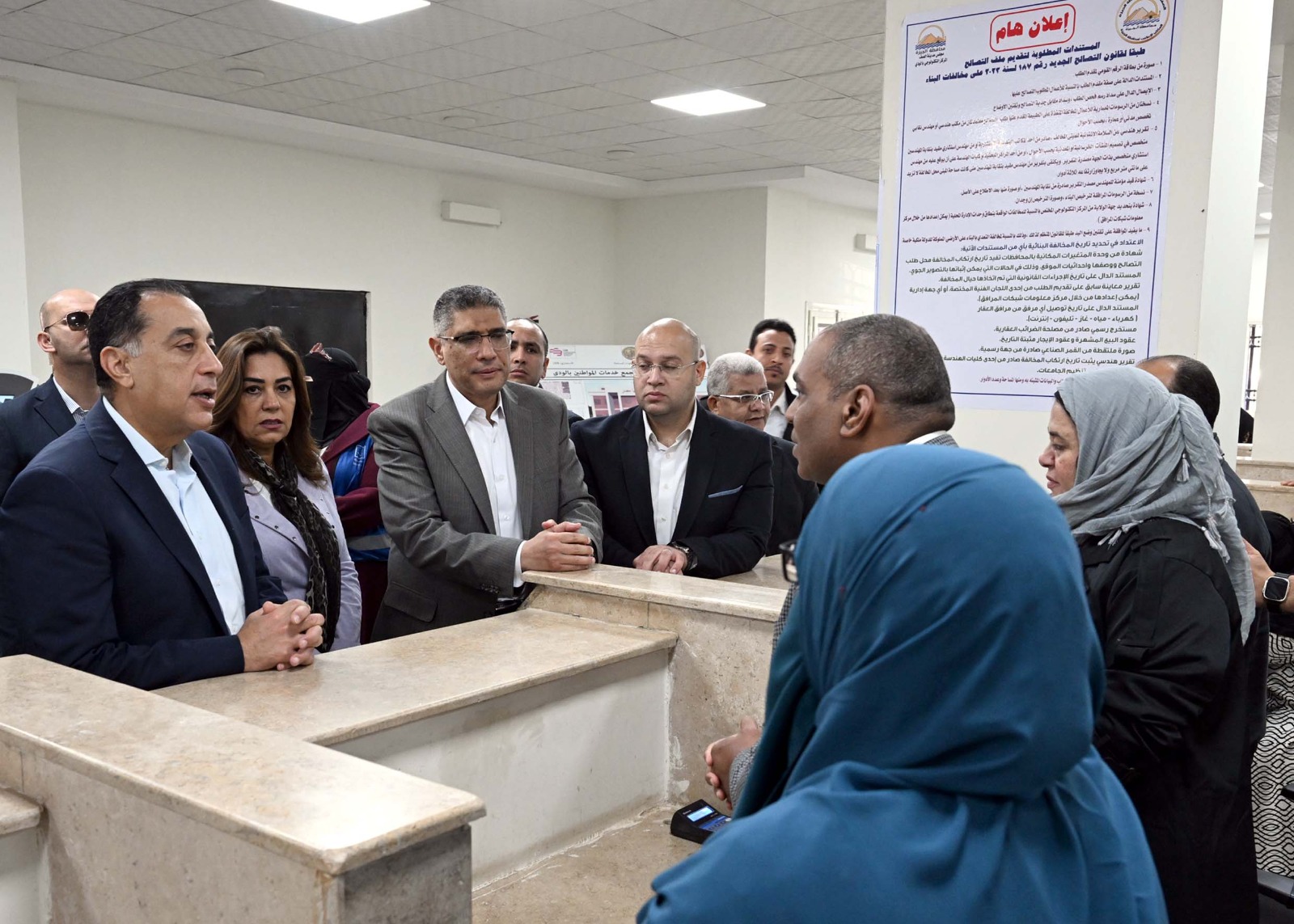 رئيس الوزراء يتفقد مجمع خدمات المواطنين بالصف.. صور