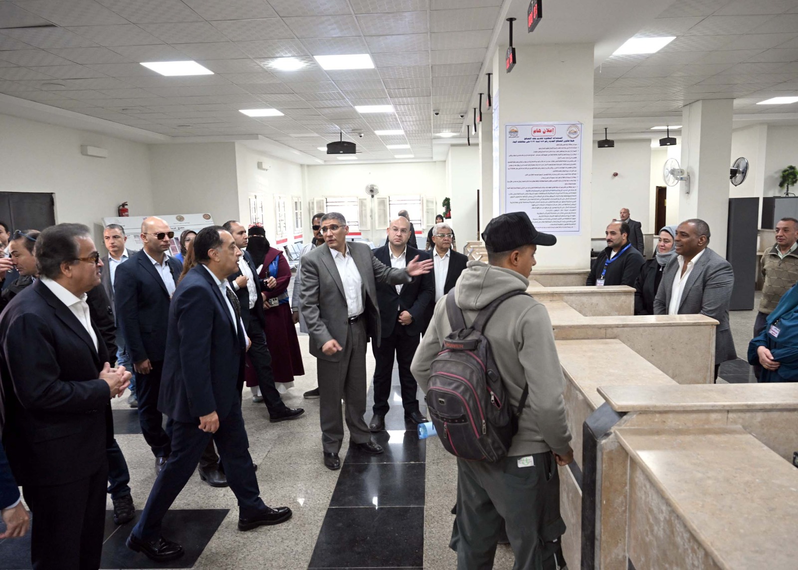 رئيس الوزراء يتفقد مجمع خدمات المواطنين بالصف.. صور