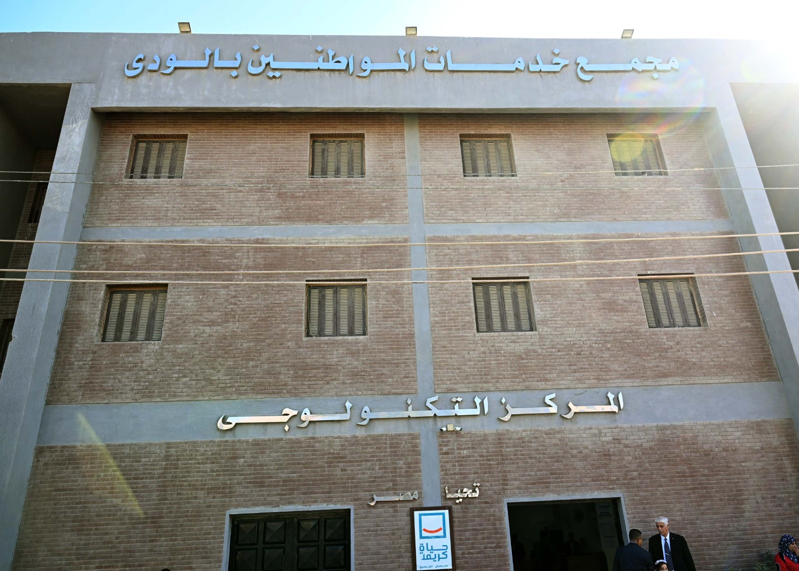 رئيس الوزراء يتفقد مجمع خدمات المواطنين بالصف.. صور