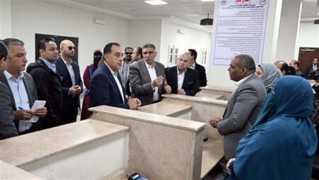 رئيس الوزراء يتفقد مجمع خدمات المواطنين بالصف.. صور