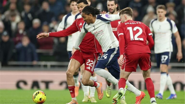 الإثارة مستمرة.. طرد جديد لـ توتنهام في مباراة ليفربول