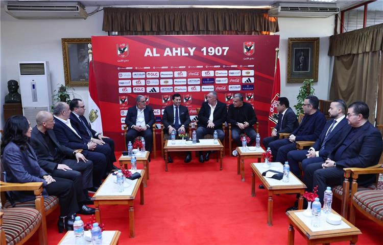 زيارة وزير الرياضة للنادي الأهلي
