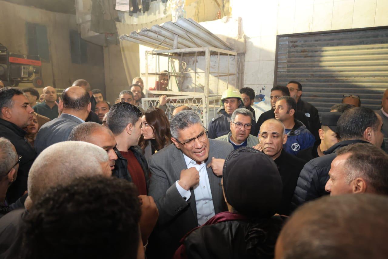 محافظ الجيزة يتفقد موقع انهيار عقار بإمبابة ويشدد على الإنقاذ