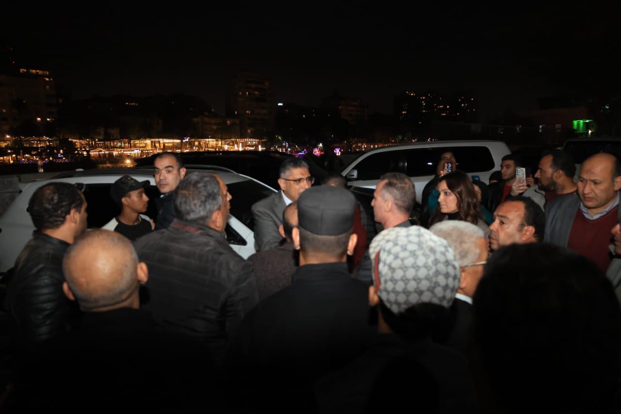 محافظ الجيزة يتفقد موقع انهيار عقار بإمبابة ويشدد على الإنقاذ