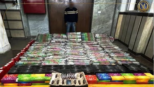 ضبط مالك شركة بالإسكندرية لاتهامه بالاتجار في الألعاب النارية والأسلحة البيضاء ضبط مالك شركة بالإسكندرية لاتهامه بالاتجار في الألعاب النارية والأسلحة البيضاء