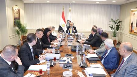 وزير قطاع الأعمال العام يتابع مستجدات المشروع القومي لتطوير صناعة الغزل والنسيج