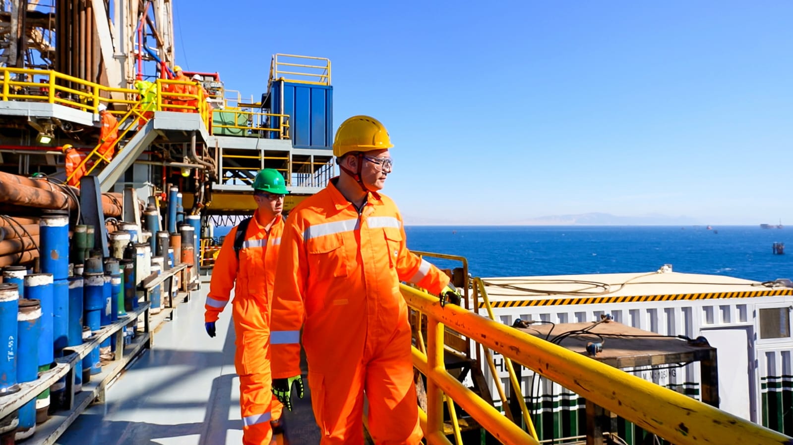 وزير البترول يتفقد أعمال حفر أول بئر ببرنامج إيني الإيطالية في خليج السويس وسيناء