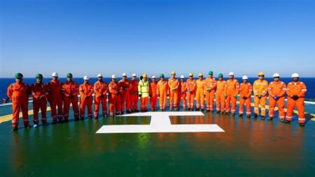 وزير البترول يتفقد أعمال حفر أول بئر ببرنامج إيني الإيطالية في خليج السويس وسيناء