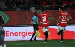 جارديان تختار أفضل 100 لاعب في عام 2025.. موقف محمد صلاح ومرموش