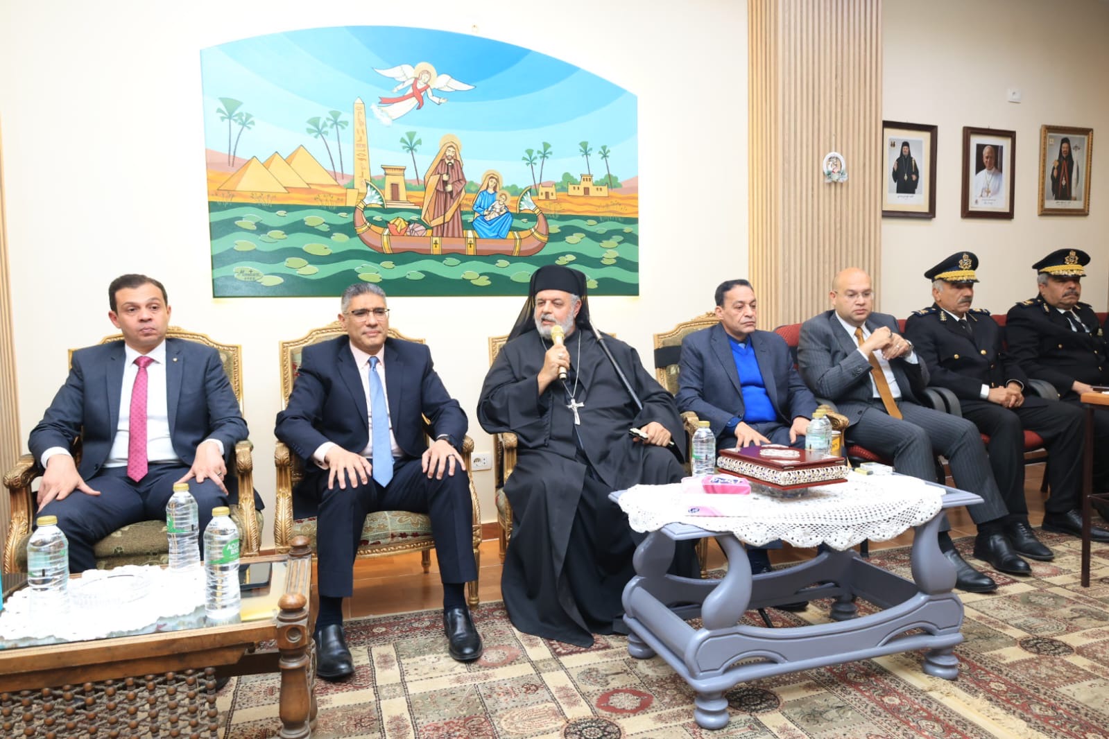 بالصور .. محافظ الجيزة يزور الكنيسة الكاثوليكية لتهنئة الأقباط بعيد الميلاد المجيد