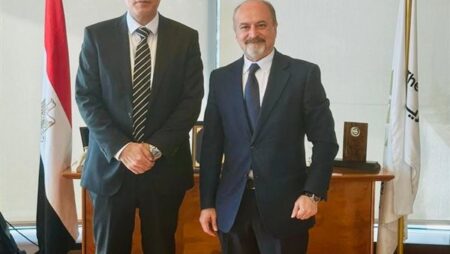 رئيس البورصة المصرية يبحث مع نظيره العماني تعزيز التعاون بين البورصتين