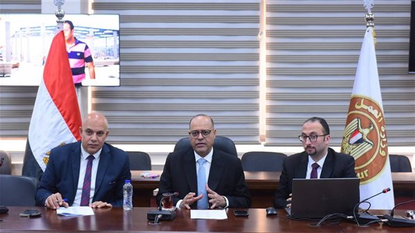 "جبران" يشهد اختبارات برنامج "سفراء العمل" بمقر الوزارة.. 1117 شابًا وفتاة تقدموا