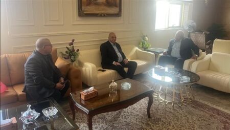 رئيس بحوث الصحراء يلتقي بمحافظ الوادي الجديد لمناقشة تعزيز التنمية الزراعية