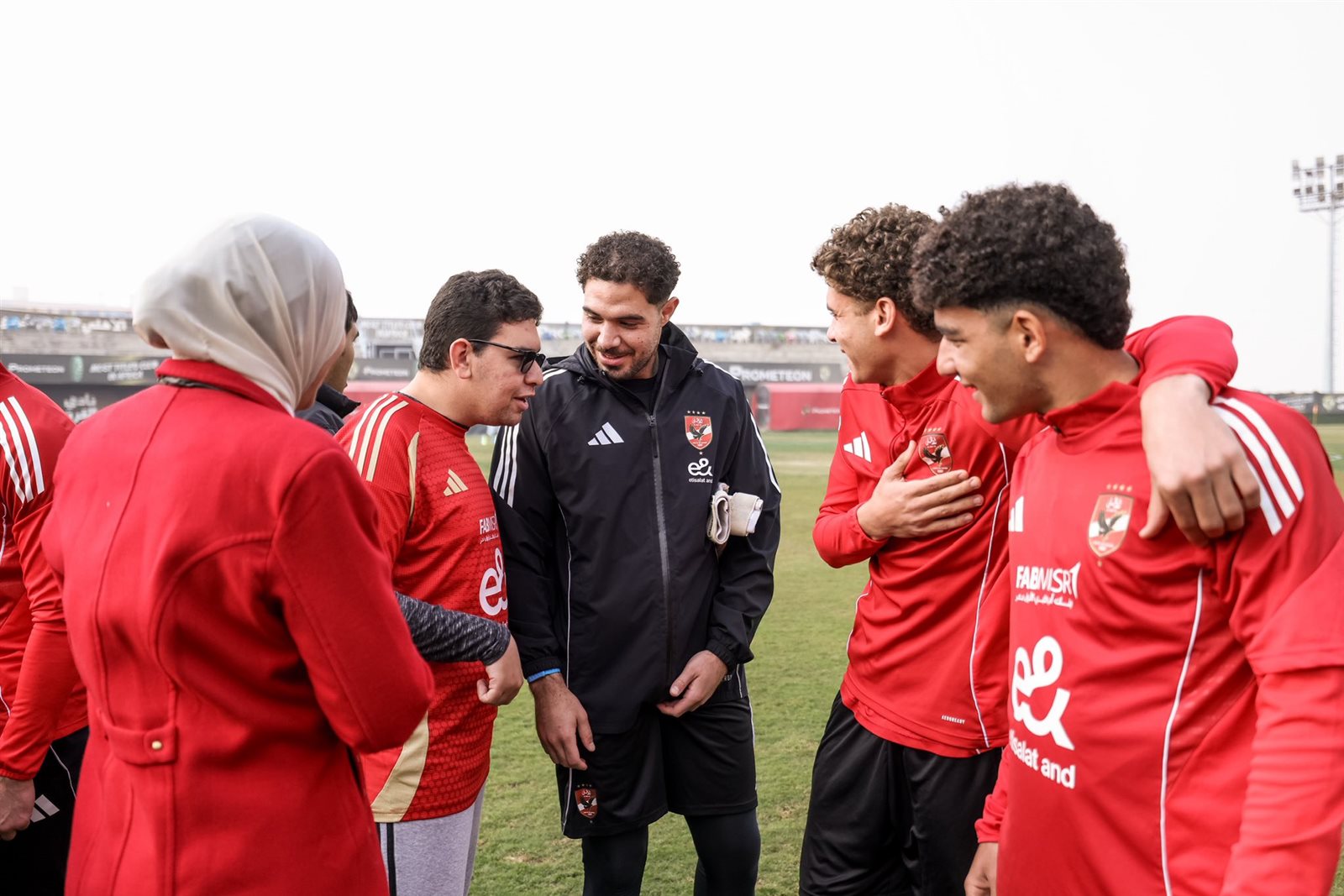 الأهلي يستقبل ذوي الهمم قبل التدريبات "صور"