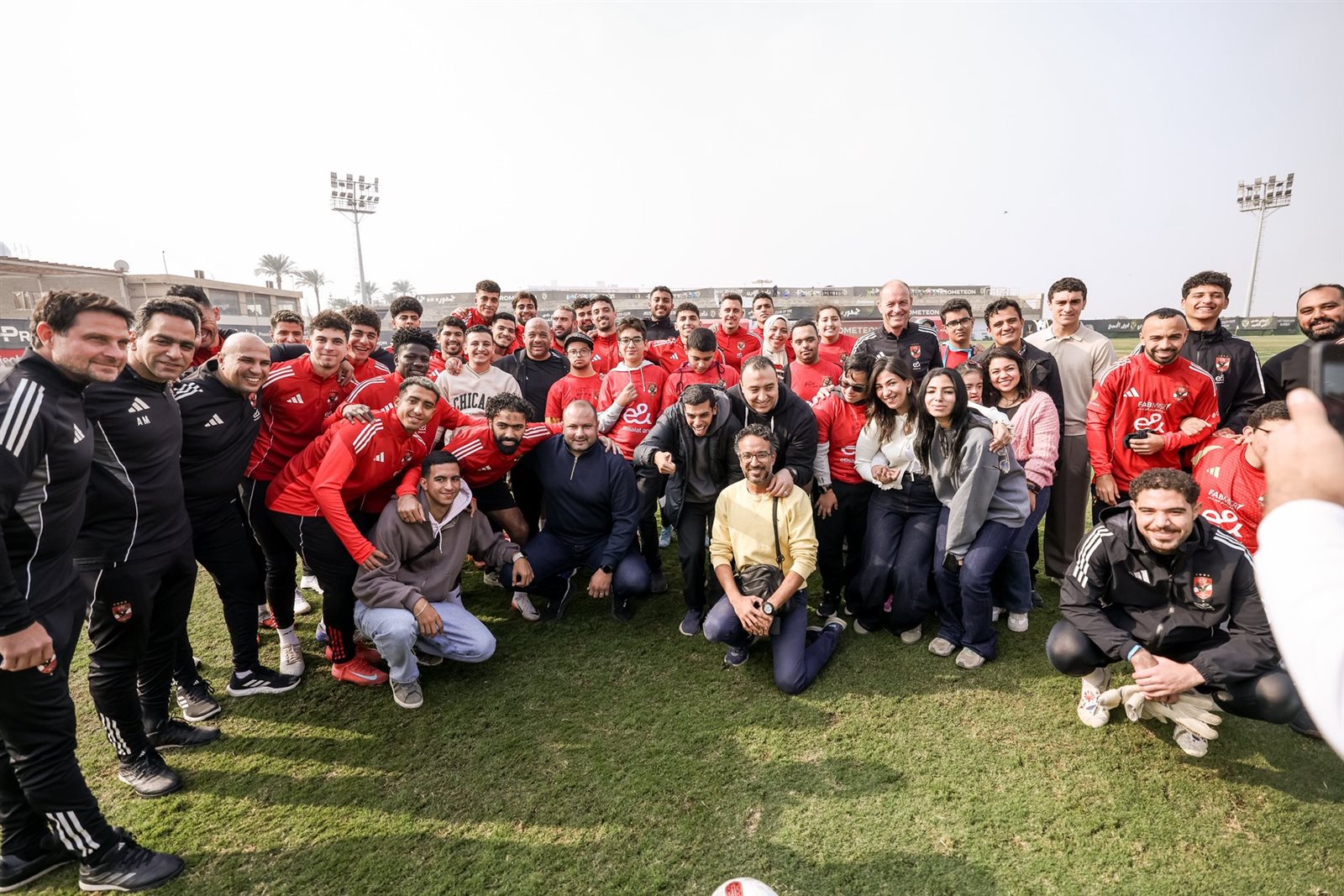 الأهلي يستقبل ذوي الهمم قبل التدريبات "صور"