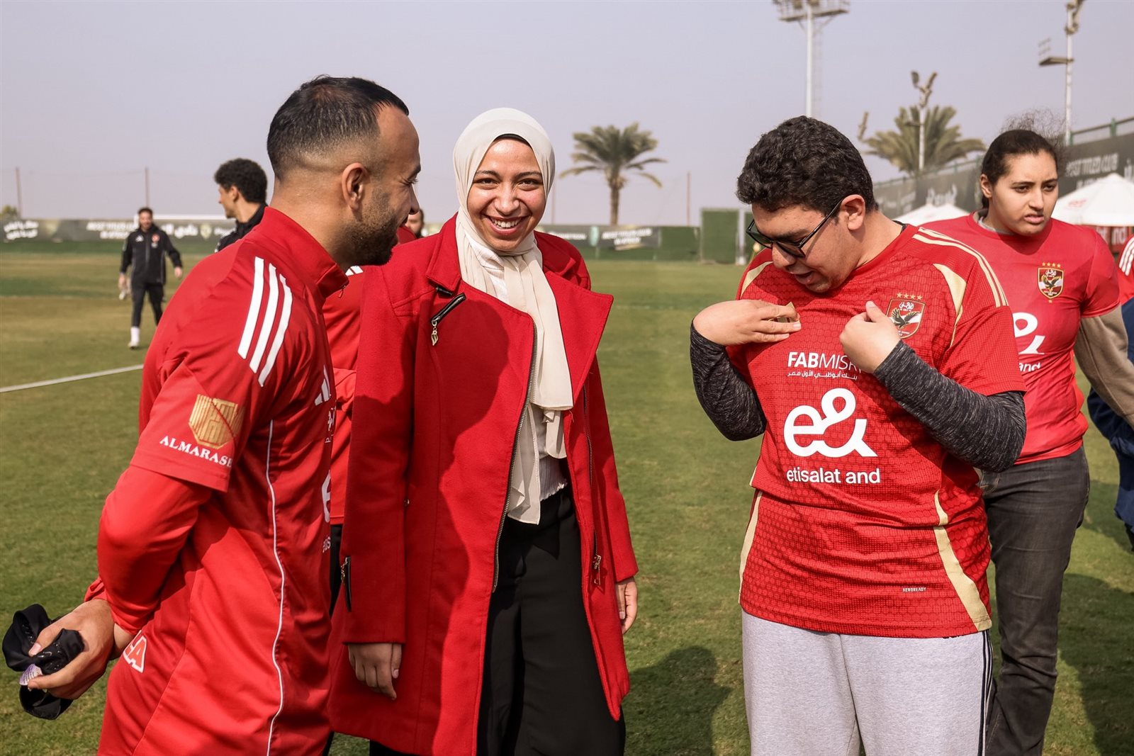 الأهلي يستقبل ذوي الهمم قبل التدريبات "صور"